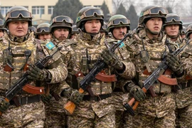 Binh sỹ gìn giữ hòa bình thuộc Tổ chức Hiệp ước An ninh tập thể (CSTO) tại buổi lễ kết thúc nhiệm vụ ở Almaty, Kazakhstan, ngày 13/1/2022. (Ảnh: AFP/TTXVN) 