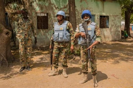 Binh sỹ thuộc Phái bộ gìn giữ hòa bình của Liên hợp quốc tại Nam Sudan (UNMISS) tuần tra tại Leer, Nam Sudan. (Nguồn: AFP/ TTXVN)
