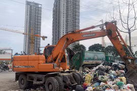 ​Rác thải tồn đọng tại quận Nam Từ Liêm. (Nguồn: hanoimoi.com.vn) 