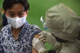 Nhân viên y tế tiêm vaccine phòng COVID-19 cho người dân tại Jakarta, Indonesia, ngày 1/7/2021. (Ảnh: THX/TTXVN) 