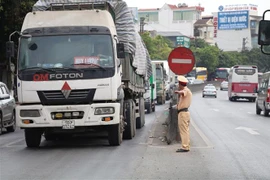 Lực lượng cảnh sát giao thông điều tiết giao thông. (Ảnh: Đức Phương/TTXVN) 