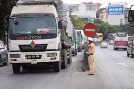 Lực lượng cảnh sát giao thông điều tiết giao thông. (Ảnh: Đức Phương/TTXVN) 