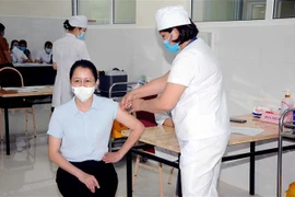 Tiêm phòng vaccine phòng COVID-19. (Ảnh: Quang Quyết/TTXVN) 