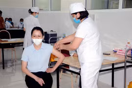 Tiêm phòng vaccine phòng COVID-19. (Ảnh: Quang Quyết/TTXVN) 