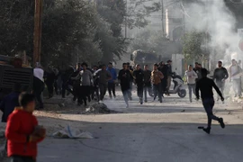 Người Palestine trong cuộc đụng độ với các lực lượng Israel tại Jenin, Bờ Tây ngày 26/1/2023. (Ảnh: THX/TTXVN)