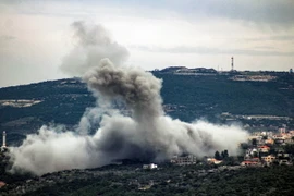 Khói bốc lên từ ngôi làng Shihin ở miền Nam Liban sau cuộc không kích của Israel ngày 13/2/2024. (Ảnh: AFP/TTXVN)