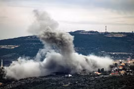 Khói bốc lên từ ngôi làng Shihin ở miền Nam Liban sau cuộc không kích của Israel ngày 13/2/2024. (Ảnh: AFP/TTXVN)
