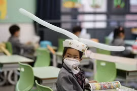 [Photo] Học sinh Trung Quốc đội mũ lạ đến trường để phòng COVID-19