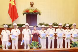 Chủ tịch Quốc hội Nguyễn Thị Kim Ngân tặng quà cho các điển hình tiên tiến. (Ảnh: Trọng Đức/TTXVN) 