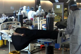 Điều trị cho bệnh nhân nhiễm COVID-19 tại bệnh viện ở New Delhi, Ấn Độ, ngày 8/5/2021. (Nguồn: THX/TTXVN) 