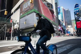 Người dân đeo khẩu trang nhằm ngăn chặn sự lây lan của dịch COVID-19 tại New York, Mỹ ngày 26/3/2020. (Nguồn: THX/TTXVN) 