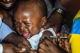 Nhân viên y tế tiêm vaccine ngừa sốt rét cho trẻ em tại Ndhiwa, Kenya ngày 13/9/2019. (Ảnh: AFP/TTXVN) 