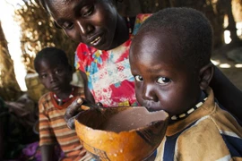 Phụ nữ Sudan chờ nhận hàng cứu trợ tại trại tị nạn dành cho những người mất nhà cửa do chiến tranh ở Nyala, Nam Darfur. (Ảnh: AFP/TTXVN)