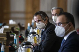 Tổng Giám đốc Cơ quan Năng lượng Nguyên tử Quốc tế (IAEA) Rafael Grossi (thứ 2, phải) trong cuộc gặp Ngoại trưởng Iran Mohammad Javad Zarif tại Tehran, ngày 21/2/2021. (Nguồn: THX/TTXVN) 