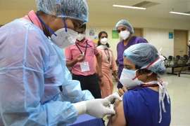 Tiêm vaccine ngừa COVID-19 ở Ấn Độ. (Nguồn: THX/TTXVN) 