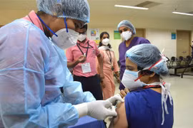 Tiêm vaccine ngừa COVID-19 ở Ấn Độ. (Nguồn: THX/TTXVN) 
