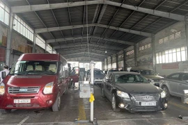 Xe ôtô được kiểm định tại Trung tâm đăng kiểm xe cơ giới 50-02S. (Ảnh: Tiến Lực/TTXVN)