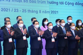 Chủ tịch Quốc hội Vương Đình Huệ cùng Đoàn đại biểu Quốc hội Việt Nam với các đại biểu chụp ảnh chung tại Lễ khai mạc AIPA 42. (Ảnh: Nguyễn Điệp/TTXVN) 