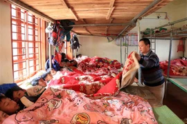 Phòng ở bán trú tại Trường Tiểu học và Trung học cơ sở Tà Xùa, tỉnh Sơn La được bổ sung thêm chăn ấm vào mùa Đông. (Ảnh: Hữu Quyết/TTXVN)