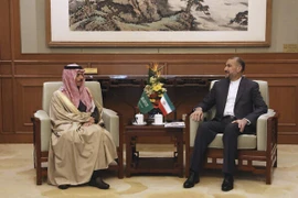 Ngoại trưởng Iran Hossein Amir-Abdollahian (phải) gặp người đồng cấp Saudi Arabia, Hoàng tử Faisal bin Farhan Al Saud. (Nguồn: AP)