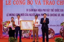 Trao Chứng nhận di sản văn hóa phi vật thể quốc gia đối với Lễ Mừng cơm mới của người Xinh Mun ở xã Chiềng Sơ. (Ảnh: Xuân Tư/TTXVN) 