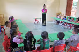 Giờ học của cô và trò điểm trường mầm non Hoa Ban, bản Đin Chí, xã Chiềng On, huyện Yên Châu. (Ảnh: Hữu Quyết/TTXVN) 