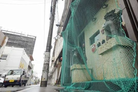 Cửa một nhà hàng được che chắn bằng lưới nhằm ứng phó với bão Mawar tại Miyakojima, tỉnh Okinawa, Nhật Bản ngày 1/6/2023. (Ảnh: Kyodo/TTXVN)