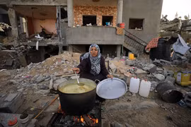 Người dân Palestine sống trong những căn nhà đổ nát do xung đột tại thành phố Khan Younis, Dải Gaza, ngày 26/11/2023. (Ảnh: THX/TTXVN)