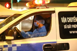 Xe cứu thương đưa bệnh nhân tại Bệnh viện Việt Đức tới cơ sở y tế khác. (Ảnh: Hoàng Hiếu/TTXVN) 