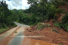 Bùn đất từ trên cao sạt lở tràn xuống tuyến đường Quốc lộ 4H- Nà Hỳ thuộc Điện Biên. (Ảnh: Phan Tuấn Anh/TTXVN) 