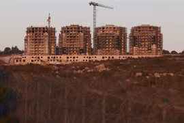 Công trình xây dựng khu định cư Givat Zeev của Israel nằm giữa Jerusalem và thành phố Ramallah ngày 2/6/2022. (Ảnh: AFP/TTXVN) 
