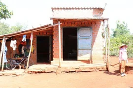 Nhiều hộ dân khốn khó vì đất bị thu hồi, không có điều kiện làm ăn, sinh sống. (Ảnh: Hồng Điệp/TTXVN) 