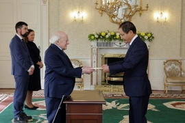 Đại sứ Đỗ Minh Hùng trình Thư Ủy nhiệm lên Tổng thống Ireland Micheal D. Higgins. (Ảnh: TTXVN phát)