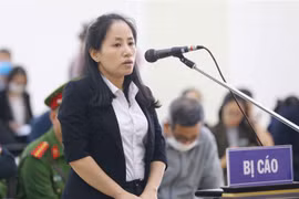 Bị cáo Lê Thị Vân Anh (sinh năm 1984) khai báo tại tòa. (Ảnh: Doãn Tấn/TTXVN) 