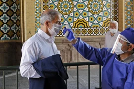 Kiểm tra thân nhiệt phòng lây nhiễm COVID-19 tại Tehran, Iran. (Nguồn: AFP/TTXVN) 