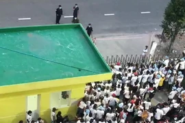 Các công nhân tại Công ty Trách nhiệm hữu hạn Ampacs International. (Ảnh: TTXVN phát) 