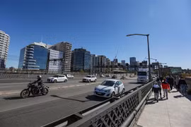 Các phương tiện di chuyển trên đường phố tại Sydney, Australia ngày 10/5/2020. (Nguồn: THX/TTXVN) 