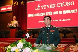 Thượng tướng Phan Văn Giang, Tổng Tham mưu trưởng, Thứ trưởng Bộ Quốc phòng, tuyên dương các đội tham dự Army Games 2020. (Ảnh: Dương Giang/TTXVN) 