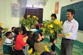 [Photo] Những người thầy nuôi dạy học sinh bán trú ở vùng biên