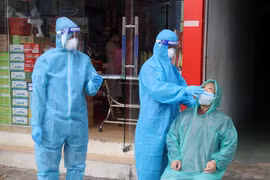 Nhân viên y tế lấy mẫu xét nghiệm virus SARS-CoV-2. (Ảnh: Lê Huy Hải/TTXVN) 