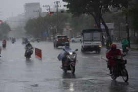 Phương tiện di chuyển gặp khó khăn do mưa lớn trên tuyến đường Núi Thành (quận Hải Châu). (Ảnh: Văn Dũng/TTXVN)