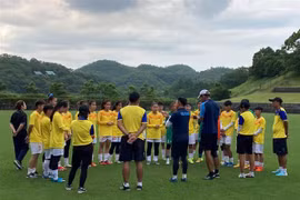 Các nữ tuyển thủ U18 Việt Nam tập luyện trước trận giao hữu. (Ảnh: TTXVN phát) 