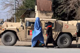 Người dân trở về làng của họ, sau khi lực lượng an ninh Afghanistan tiêu diệt các tay súng Taliban ở Pashtun Zarghun, thuộc Herat, Afghanistan. (Nguồn: EPA/EFE) 