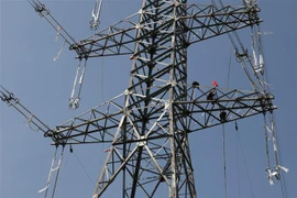 Thi công kéo dây vị trí cột đấu nối vào trạm biến áp 500kV Tây Hà Nội. (Ảnh: Ngọc Hà/TTXVN) 