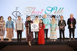 Nhà thiết kế Lê Thị Lan Hương nhận giải "Nhà thiết kế xuất sắc nhất." (Ảnh: TTXVN phát) 