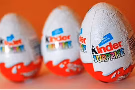 Kẹo socola trứng Kinder Surprise của Hãng sản xuất bánh kẹo Ferrero. (Ảnh: The Guardian/TTXVN) 