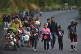 Người di cư di chuyển qua Oaxaca (Mexico) trong hành trình tới Mỹ, ngày 15/11/2021. (Ảnh: AFP/TTXVN) 