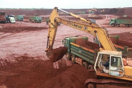 Phương tiện, máy móc hoạt động rầm rộ trên công trường xây dựng Sân bay Long Thành. (Ảnh: Công Phong/TTXVN) 
