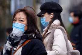Người dân Trung Quốc đeo khẩu trang khi ra đường. (Nguồn: Reuters)