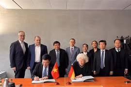 Ông Lê Mạnh Hùng, Cục trưởng Cục Phát triển Doanh nghiệp (Bộ Kế hoạch và Đầu tư) và Giám đốc điều hành Liên minh Nông nghiệp Đức Alina Grumpert ký Thỏa thuận ghi nhớ thiết lập khuôn khổ hợp tác chung dưới sự chứng kiến của Bộ trưởng Bộ Kế hoạch và đầu tư 